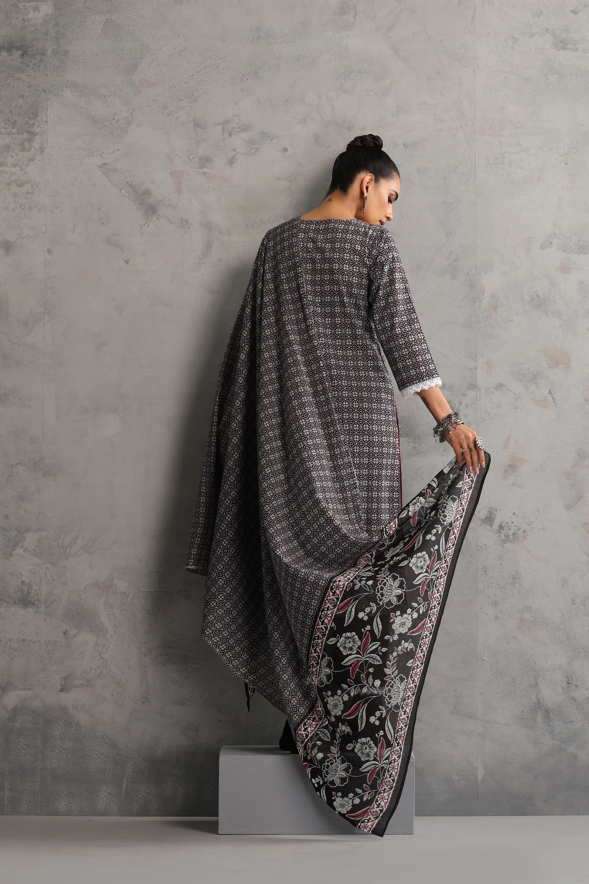 Samrina Black Floral Kurta Set