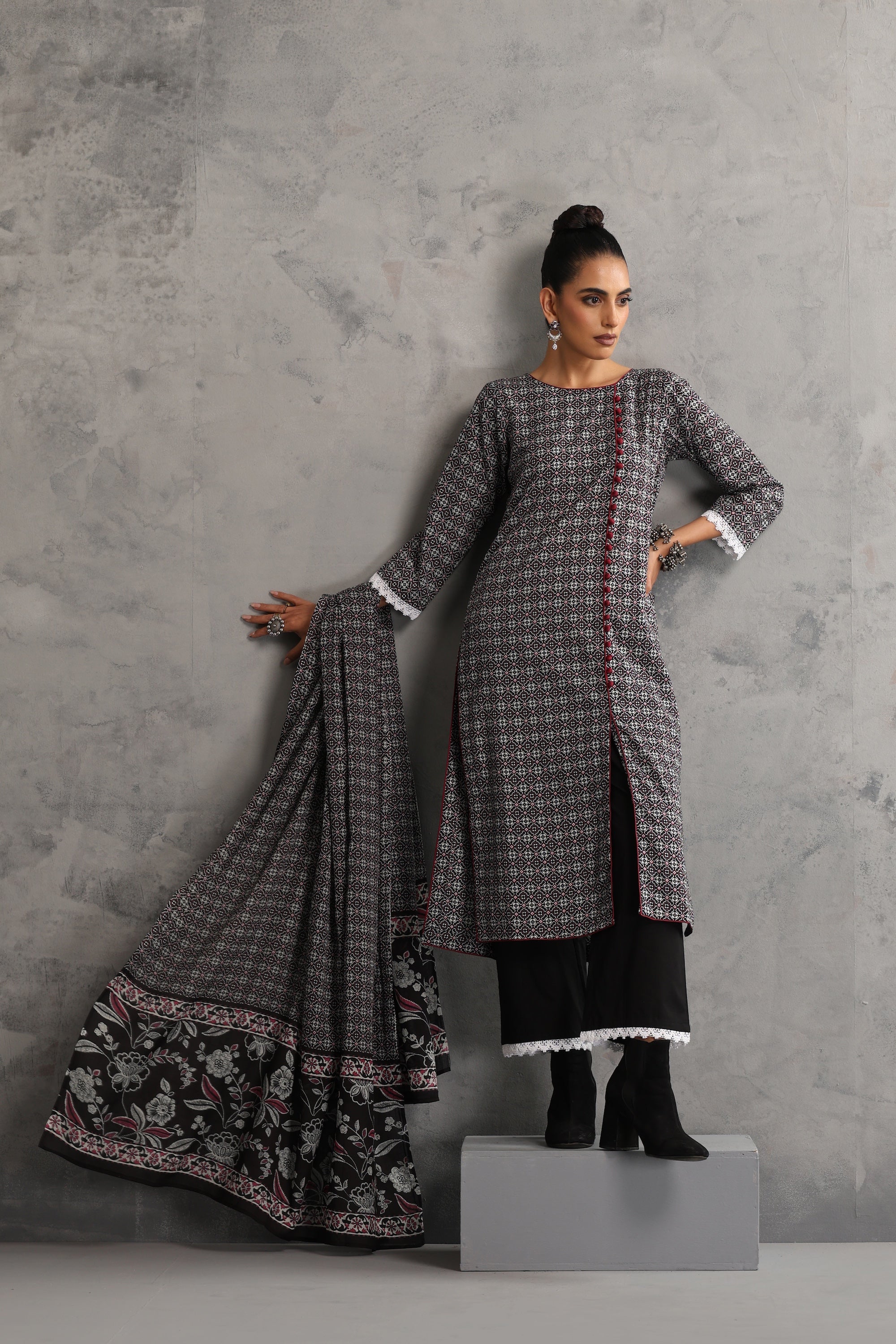 Samrina Black Floral Kurta Set