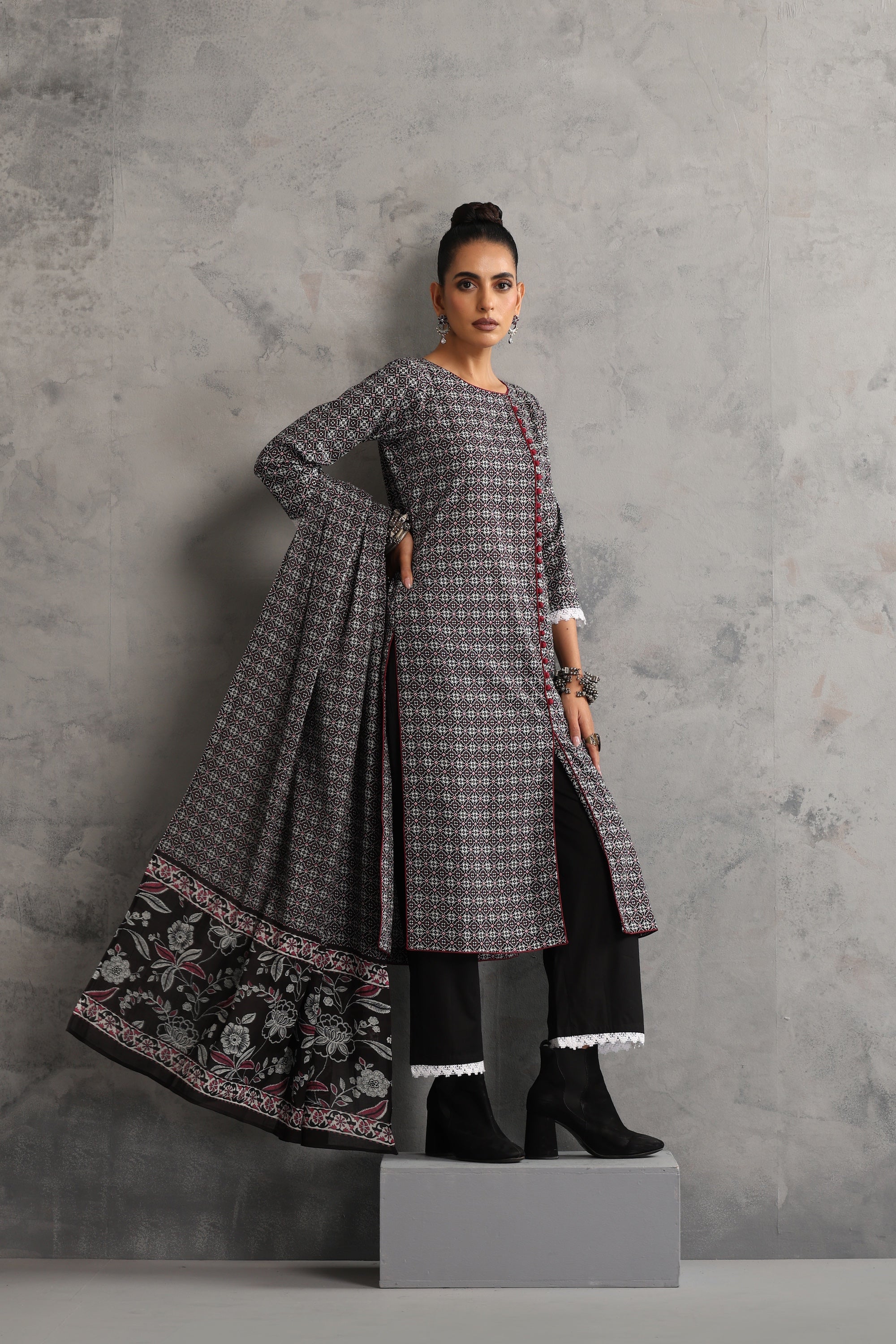 Samrina Black Floral Kurta Set