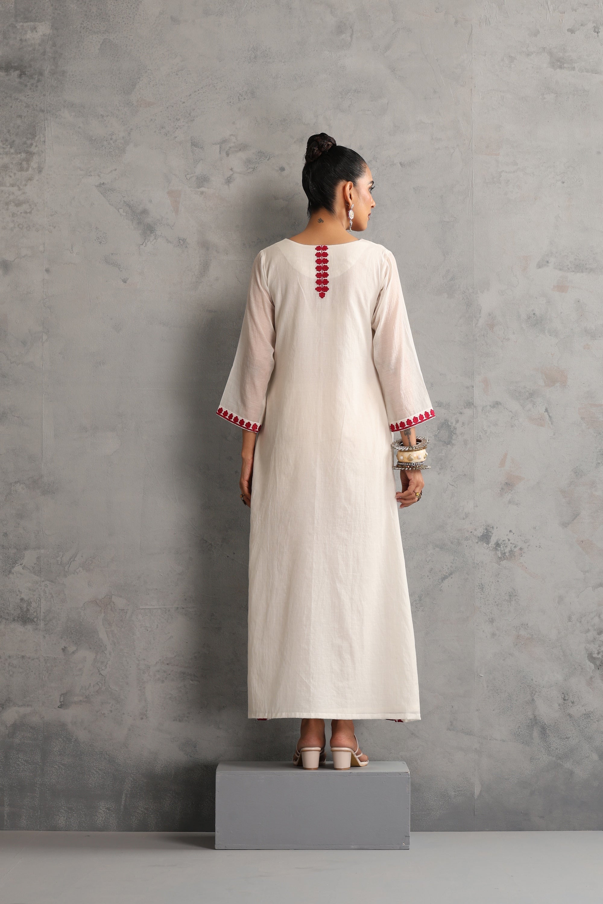 Avayana Off White Embroidered Kaftan