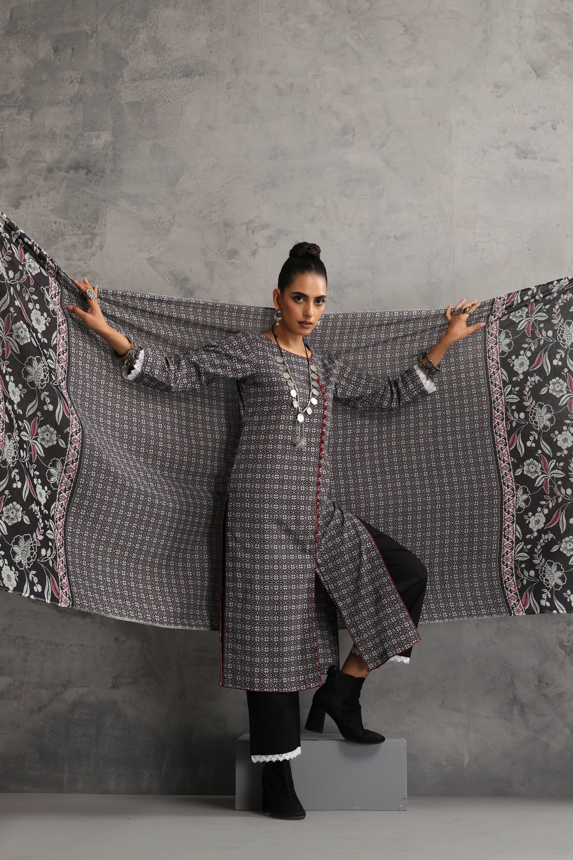Samrina Black Floral Kurta Set