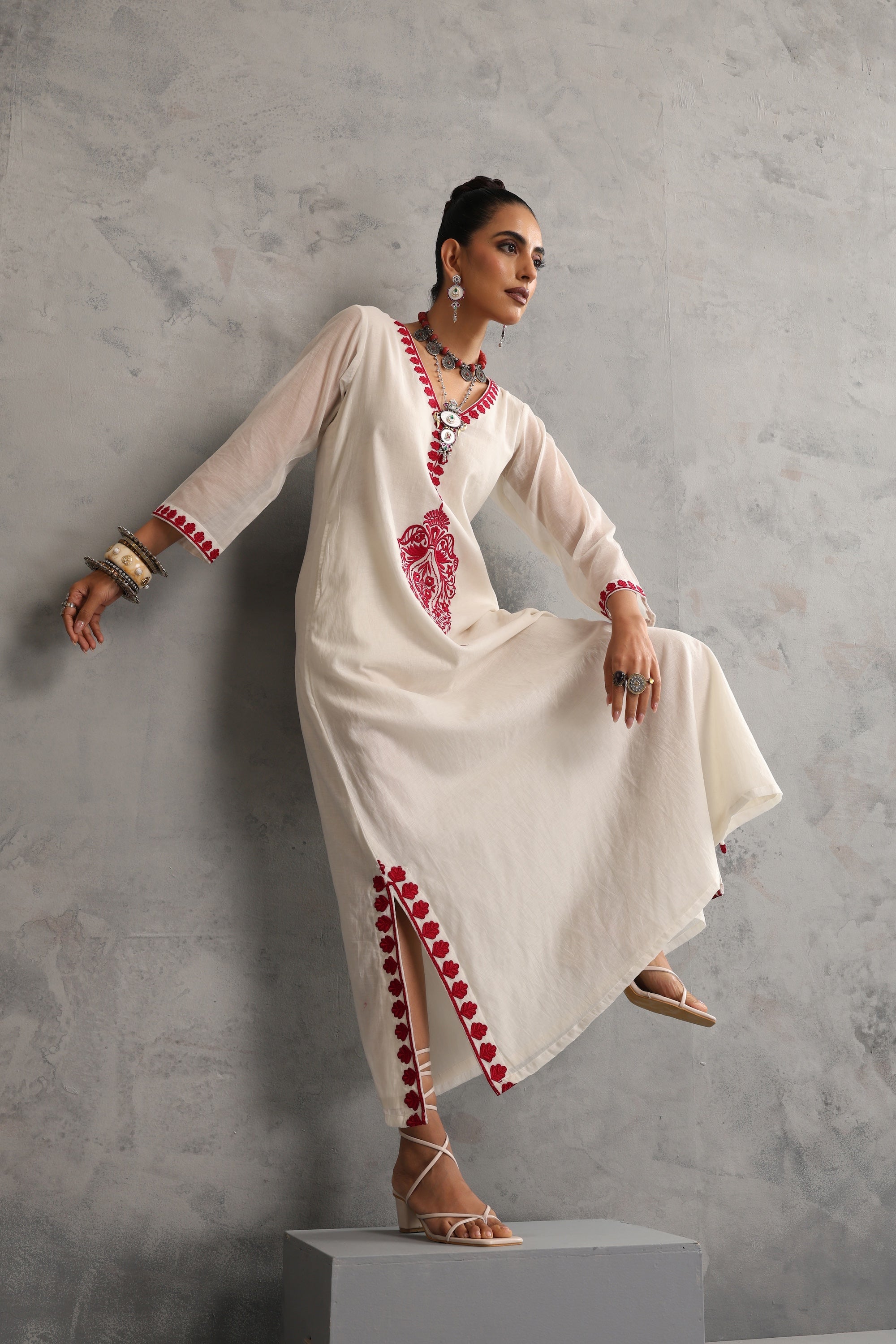 Avayana Off White Embroidered Kaftan